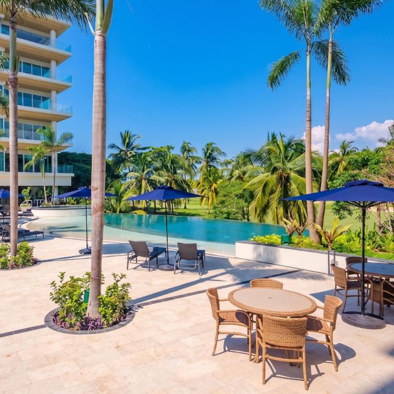 Luxury Vallarta Marina 1BR, 180° Balcony & Golf Views - Apartamento Premium de 1 dormitorio - 6