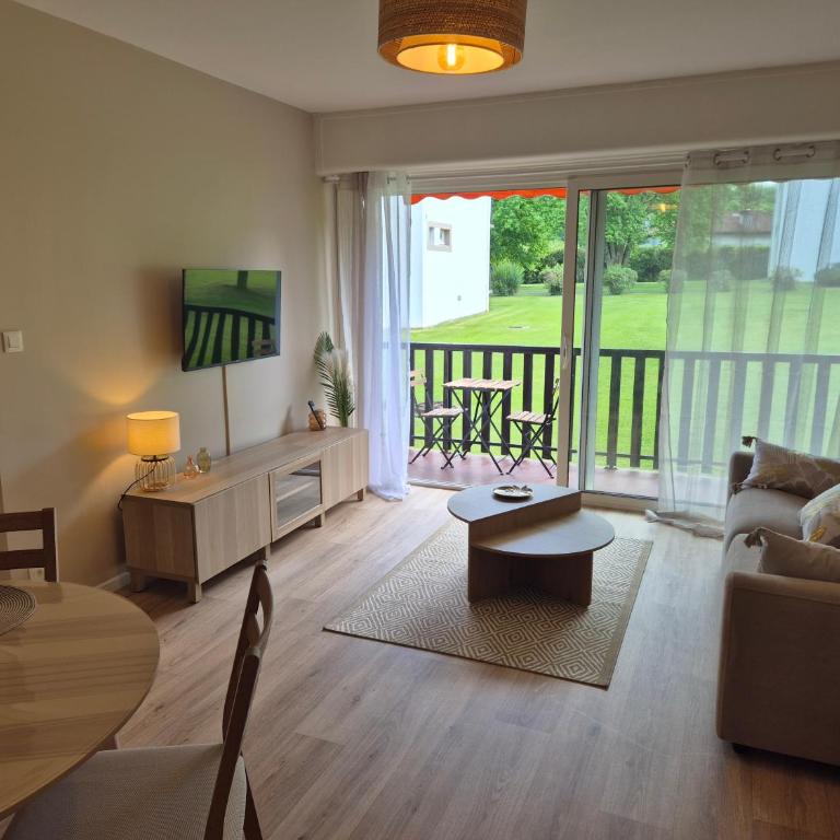 T2 53 m2 Amatxi - au calme - parking privé - proche thermes et centre ville - One-Bedroom Apartment - 1