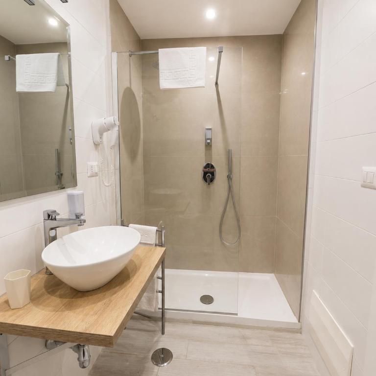 Metro Suites Napoli Central Boutique Rooms & Suites - King Room - 5