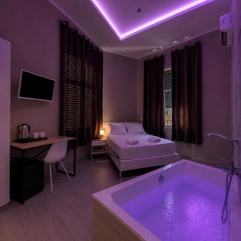 Metro Suites Napoli Central Boutique Rooms & Suites - King Room - 2