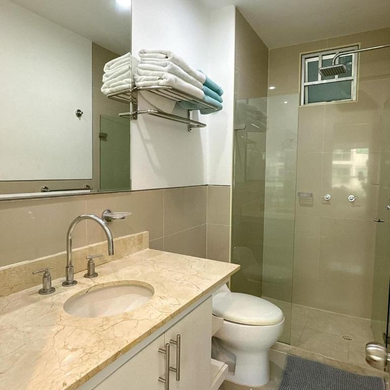Bello apartamento con salida directa a la playa - Two-Bedroom Apartment - 17
