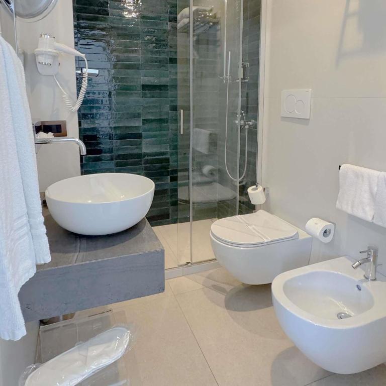 Splendid Hotel Taormina - Classic Queen Room with Side Sea View - 3