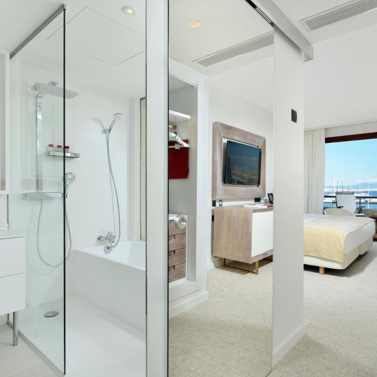 Hotel Victoria, a Gran Meliá Hotel - Red Level Supreme Room with Sea and Cathedral View - 4