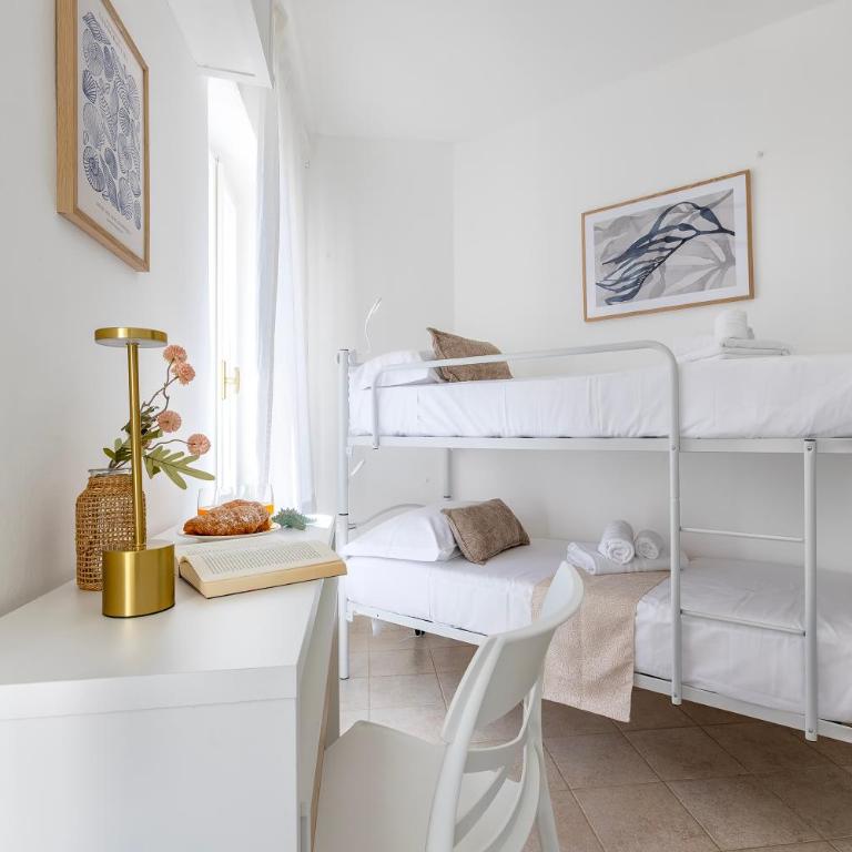 Al Piazzale Appartamento fronte Porto - Two-Bedroom Apartment - 1