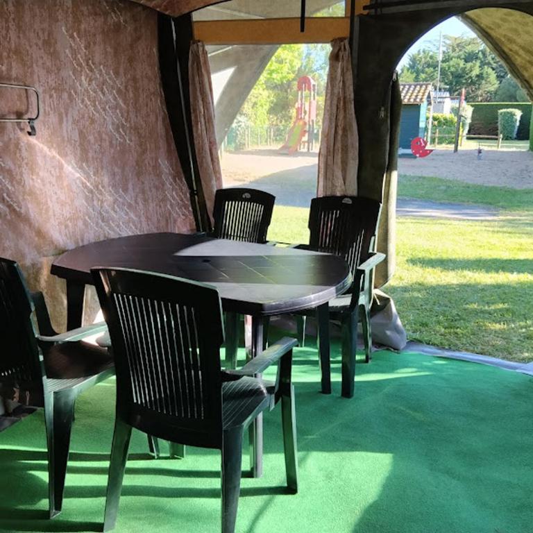 Camping 4 étoiles Les Amiaux - Tente bungalow équipée 23m2 - Piscines - 900m plage - Sezonia - Tent - 1