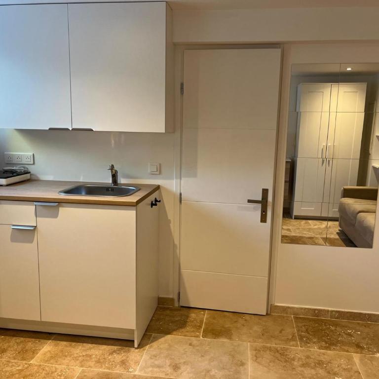 Villa - Sea view Apartments - Private Parking & AC - Studio avec Canapé-Lit - 7