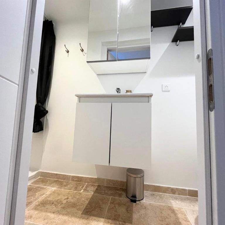 Villa - Sea view Apartments - Private Parking & AC - Studio avec Canapé-Lit - 8