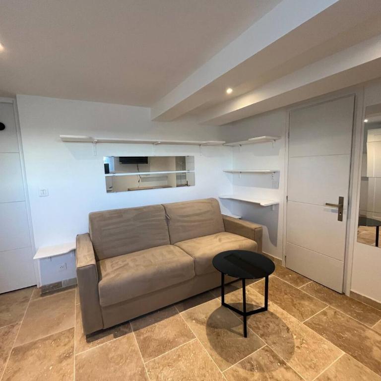Villa - Sea view Apartments - Private Parking & AC - Studio avec Canapé-Lit - 11