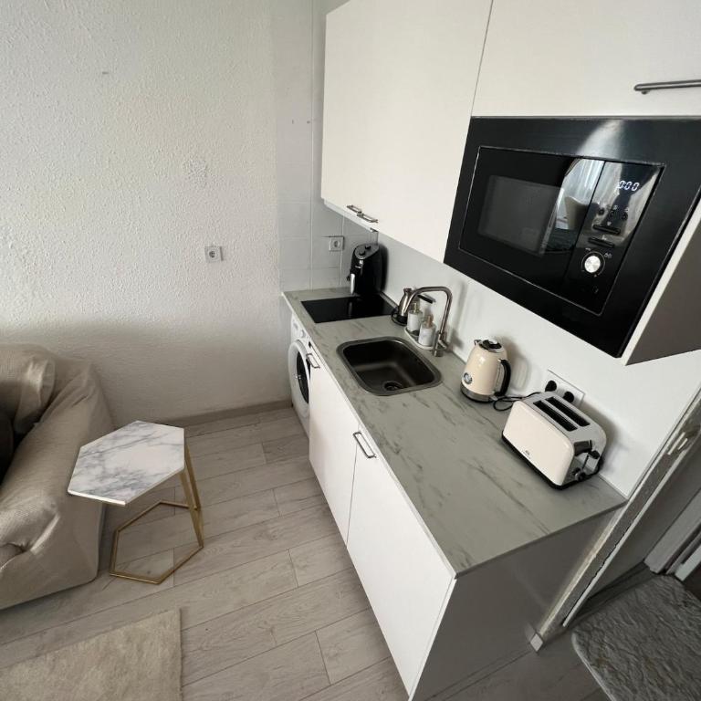 Modern studio in the heart of Fuengirola, 2 min to the beach - Apartamento Estudio con balcón - 7