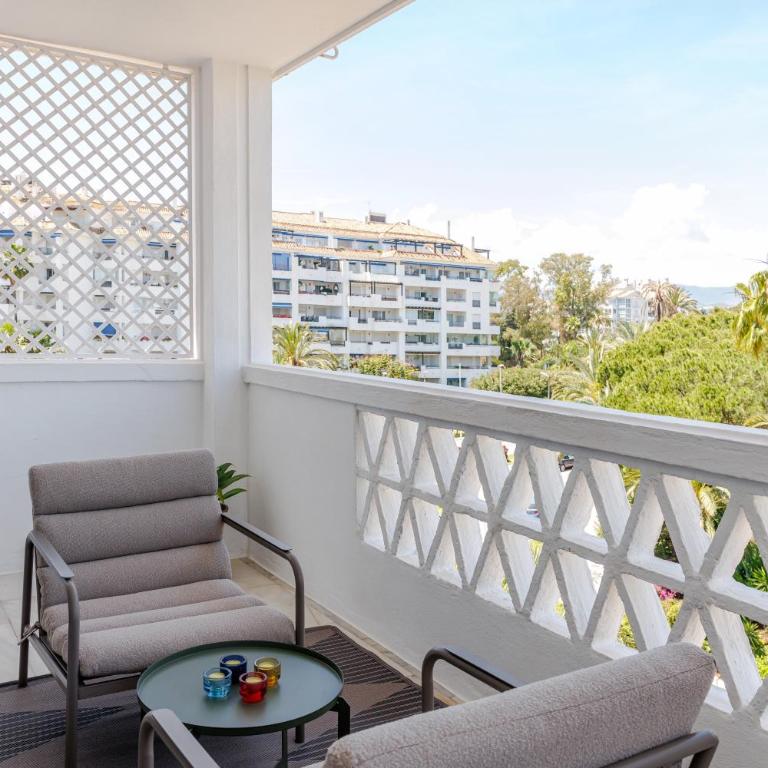 MARBELLA BANUS SUITES - Banús - Playas del Duque - Luxury 3BR - 3BA Penthouse - Huge Outdoor Terrace - Lounge & Outdoor Dining - Partial Sea Views - 35,000 m2 Tropical Gardens - S Pools - Ideal for Families - Appartamento Deluxe con 3 Camere da Letto - 21
