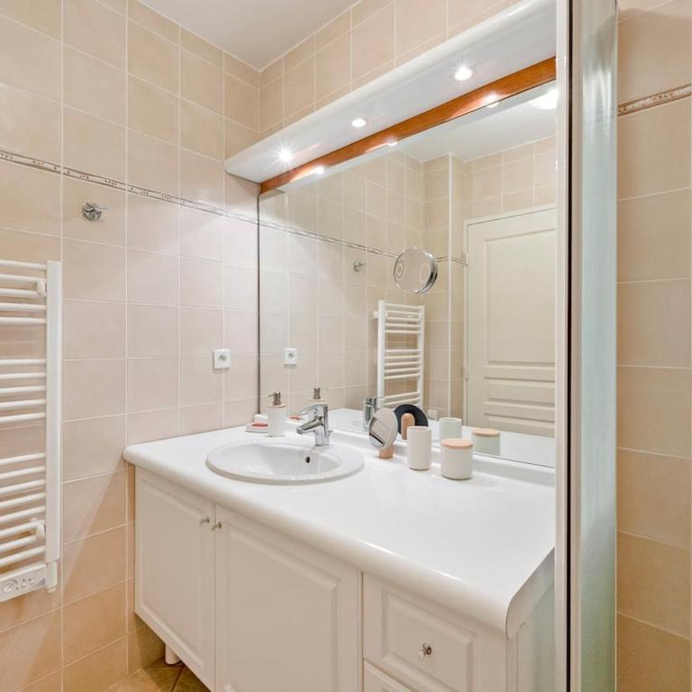Beautiful 1 bedroom flat , 20 m from the beach, AC and private garage - Appartement 1 Chambre avec Balcon et Vue sur Mer - 3