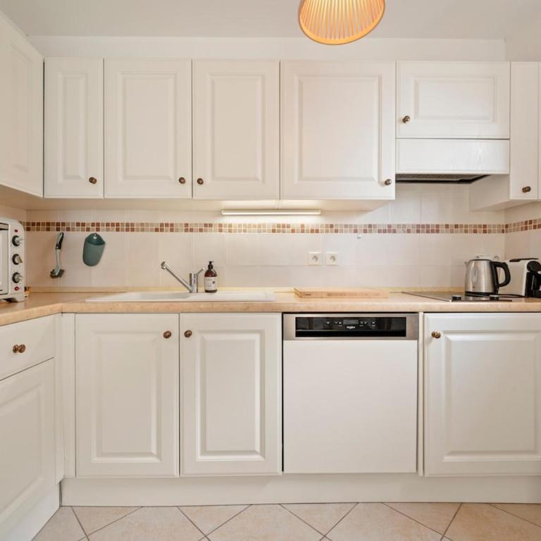 Beautiful 1 bedroom flat , 20 m from the beach, AC and private garage - Appartement 1 Chambre avec Balcon et Vue sur Mer - 15