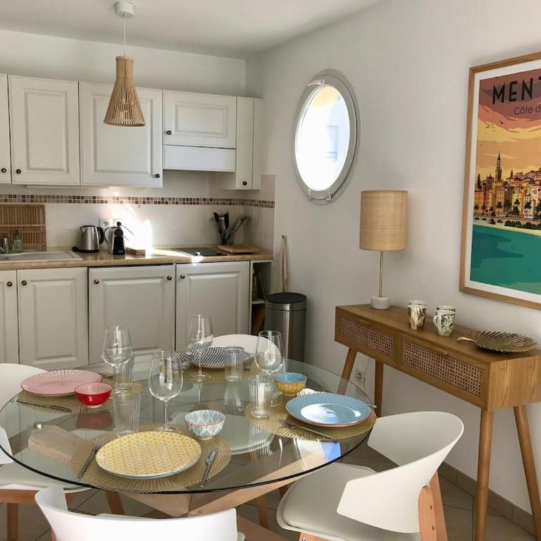 Beautiful 1 bedroom flat , 20 m from the beach, AC and private garage - Appartement 1 Chambre avec Balcon et Vue sur Mer - 28