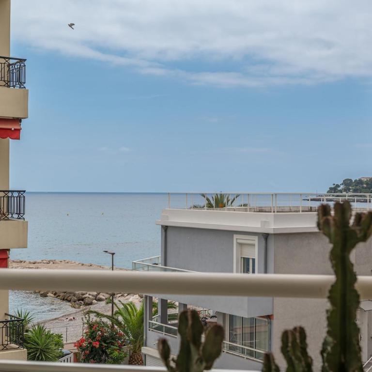 Beautiful 1 bedroom flat , 20 m from the beach, AC and private garage - Appartement 1 Chambre avec Balcon et Vue sur Mer - 32