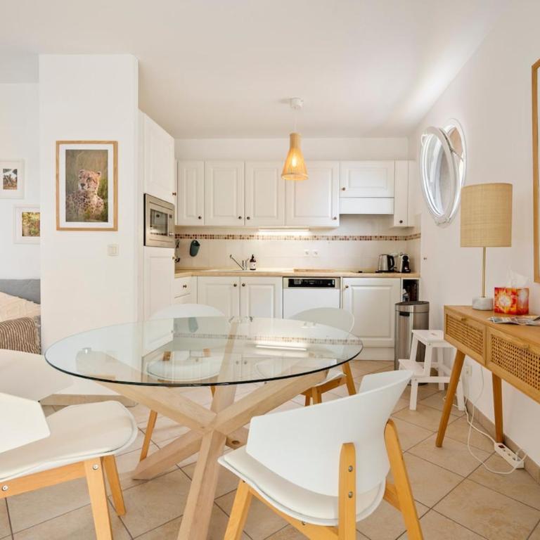 Beautiful 1 bedroom flat , 20 m from the beach, AC and private garage - Appartement 1 Chambre avec Balcon et Vue sur Mer - 39