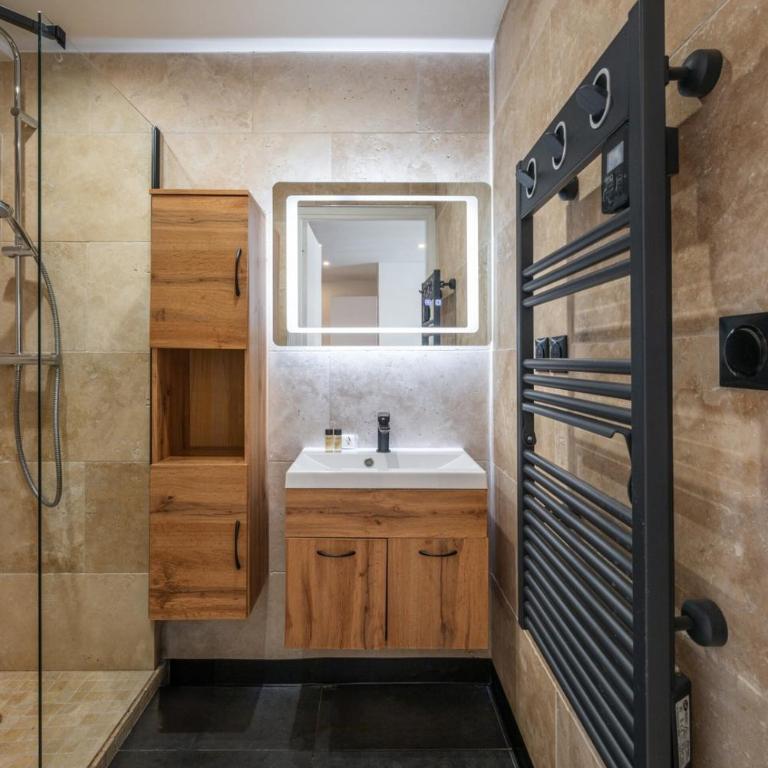 Beautifully Renovated with Charm - In the Port /AC - Appartement 1 Chambre - 3
