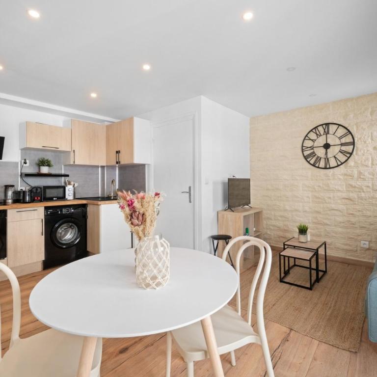 Beautifully Renovated with Charm - In the Port /AC - Appartement 1 Chambre - 4