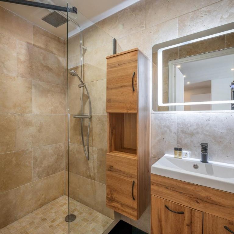 Beautifully Renovated with Charm - In the Port /AC - Appartement 1 Chambre - 10
