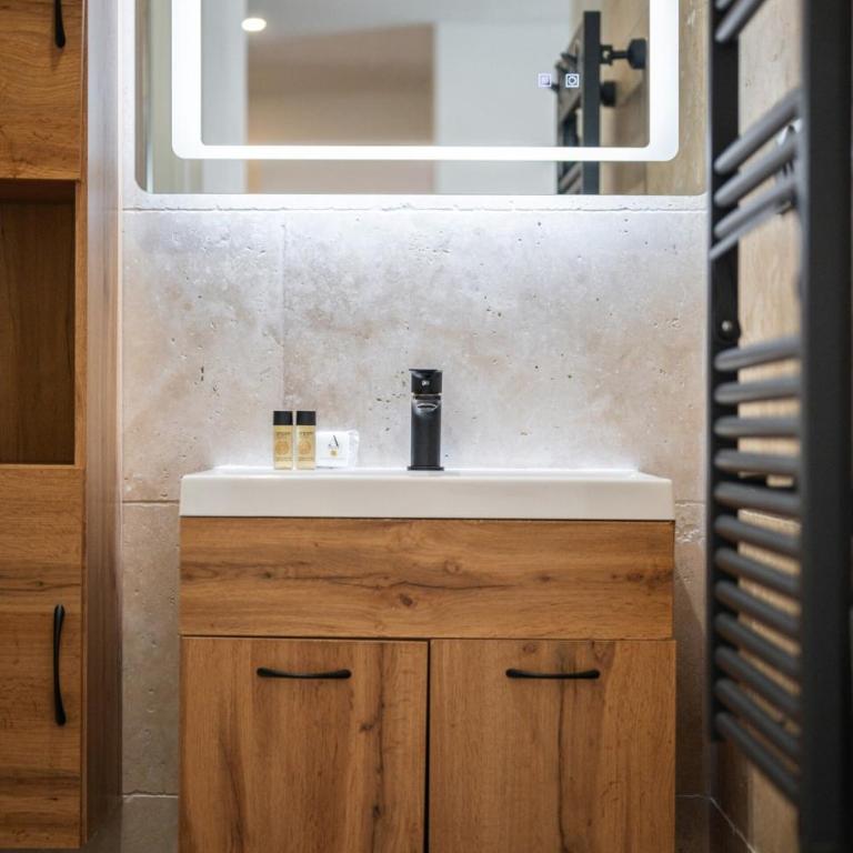 Beautifully Renovated with Charm - In the Port /AC - Appartement 1 Chambre - 11