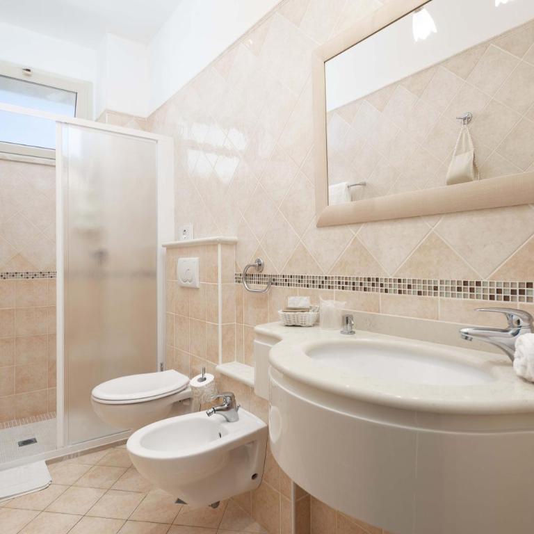 Hotel Sporting - Habitación Familiar con baño compartido - 6