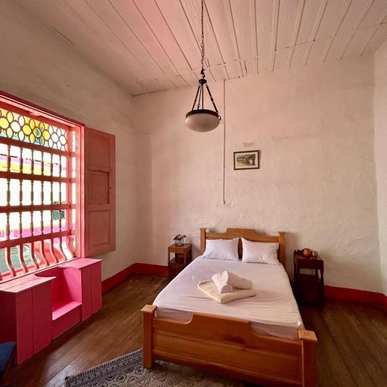 La Casa Rosada Hostel - Double Room with Shared Bathroom - 1