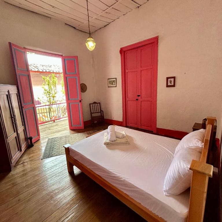 La Casa Rosada Hostel - Double Room with Shared Bathroom - 3