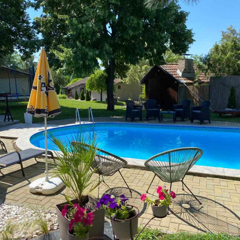 Pool House - Vacation Home - 4