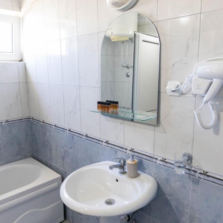 Kasneci Apartments - Niskobudžetna Dvokrevetna Soba sa Bračnim Krevetom - 7