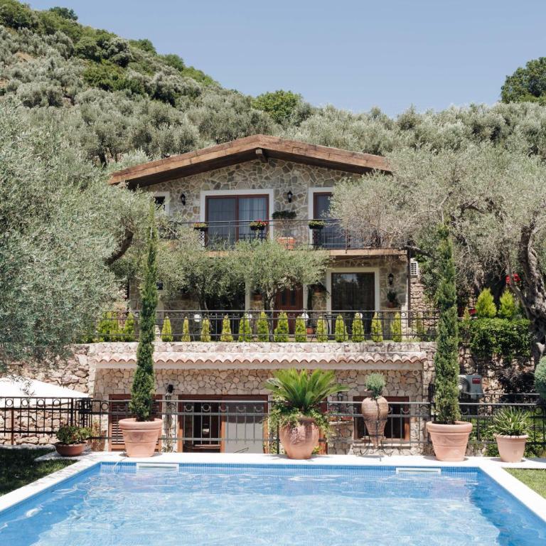 OLIVE QUEEN Rustic Estate - Two-Bedroom House - 1