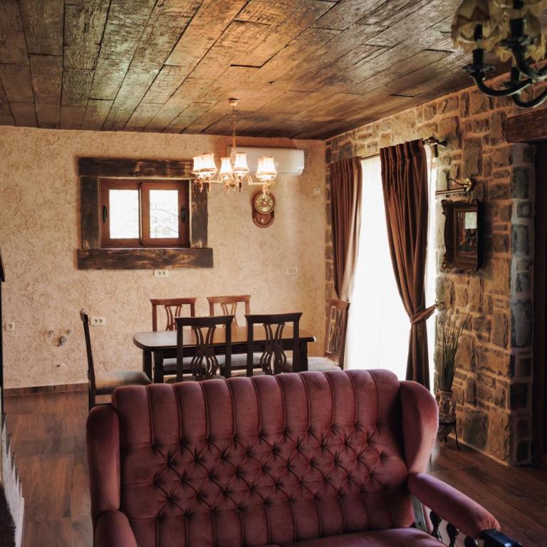 OLIVE QUEEN Rustic Estate - Two-Bedroom House - 37