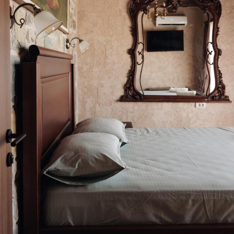 OLIVE QUEEN Rustic Estate - Two-Bedroom House - 32