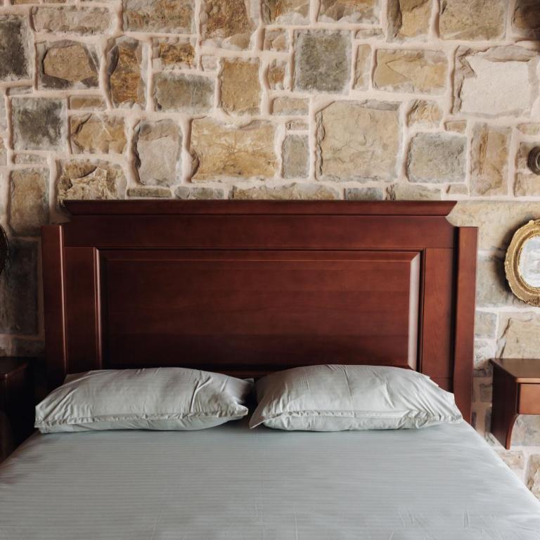 OLIVE QUEEN Rustic Estate - Two-Bedroom House - 26
