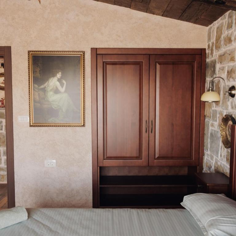 OLIVE QUEEN Rustic Estate - Two-Bedroom House - 20