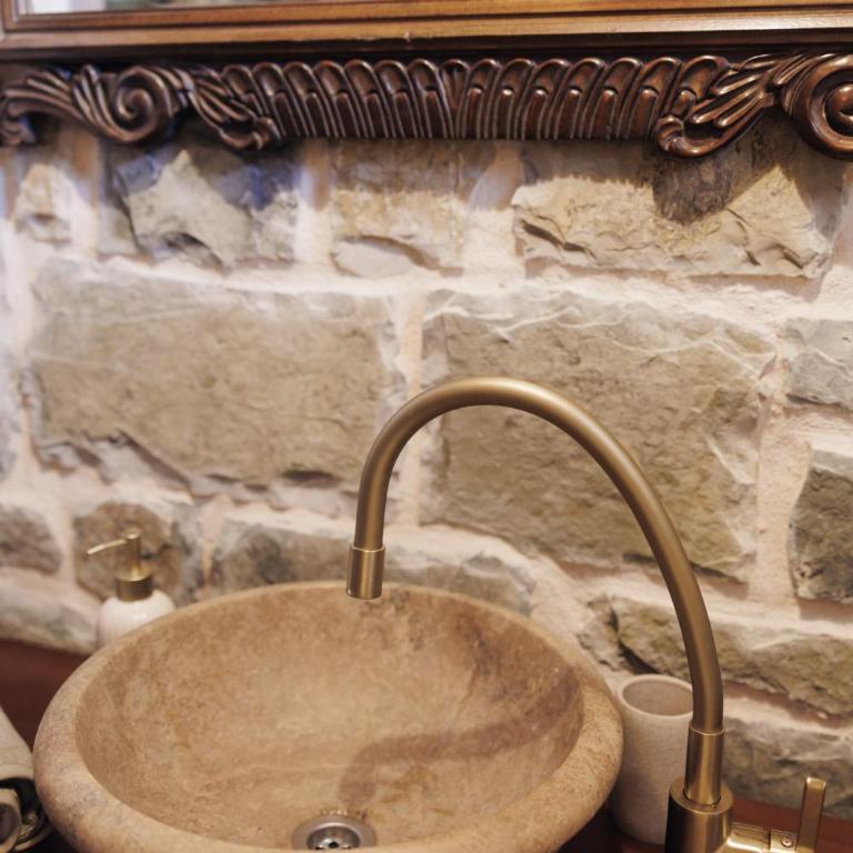 OLIVE QUEEN Rustic Estate - Two-Bedroom House - 14