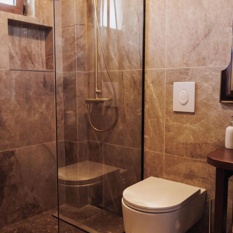 OLIVE QUEEN Rustic Estate - Two-Bedroom House - 13