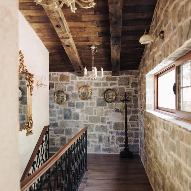 OLIVE QUEEN Rustic Estate - Two-Bedroom House - 4