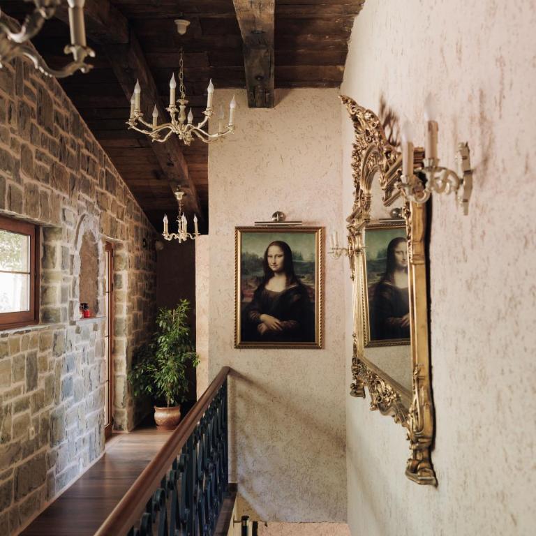 OLIVE QUEEN Rustic Estate - Two-Bedroom House - 2