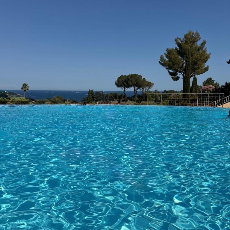 Appartement rénové rare au centre du village de Cap Esterel - Apartment mit 2 Schlafzimmern - 4