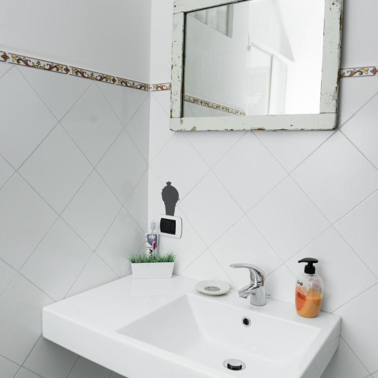Guest Art Roma - Camera Matrimoniale con Bagno Privato Esterno - 33