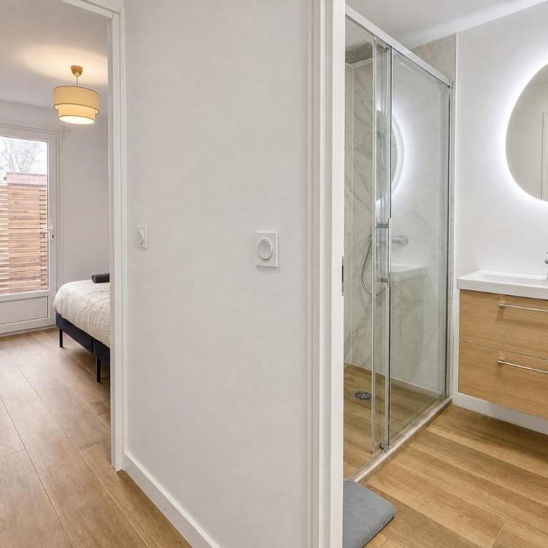 L'Esterel Appartements Plage 450m & Gare Saint-Raphael 950m - One-Bedroom Apartment with Terrace - 8