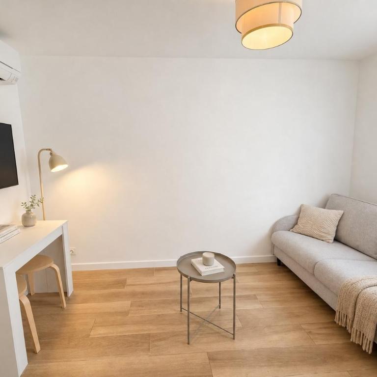 L'Esterel Appartements Plage 450m & Gare Saint-Raphael 950m - One-Bedroom Apartment with Terrace - 12
