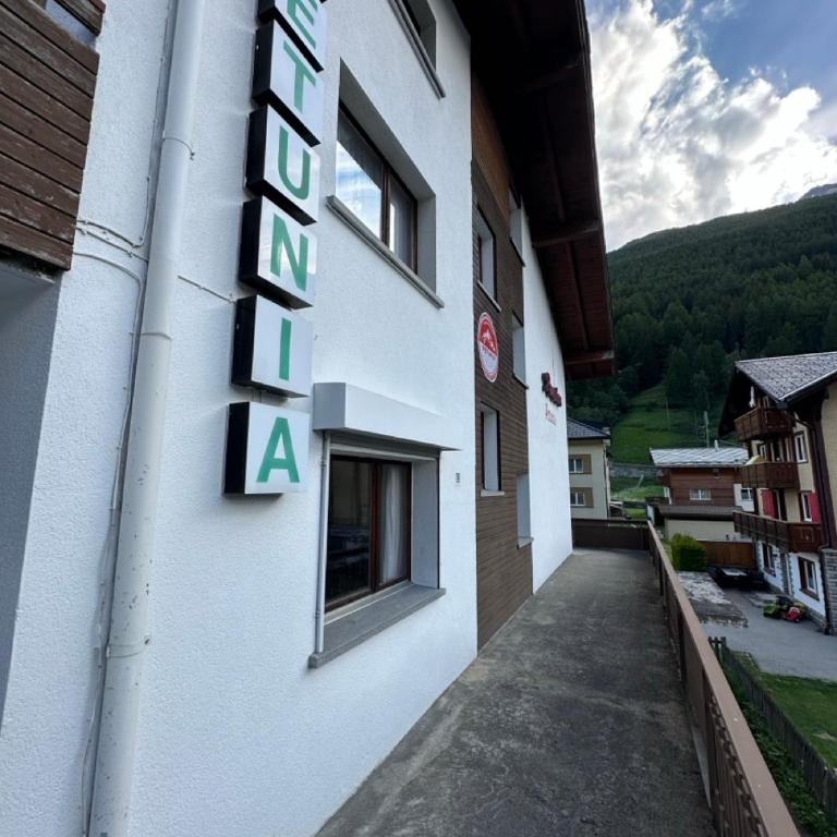 Family Home Base near Saas Fee with Mountain View - Apartment mit 2 Schlafzimmern und Balkon - 63