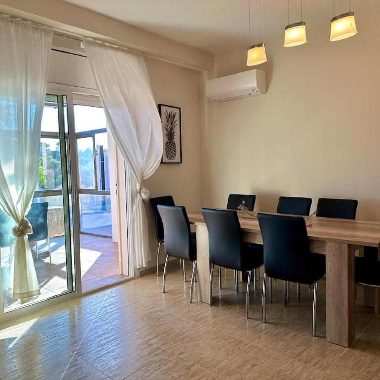 Mountain Villa with Sea Views - Villa - 12