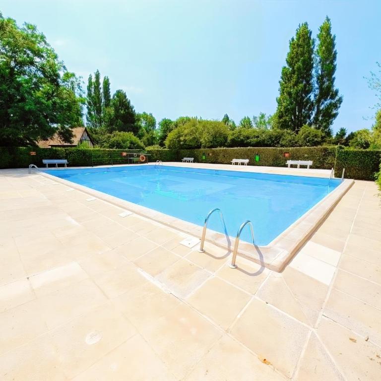 Cottage cosy avec jardin, piscine, tennis et parking - Two-Bedroom House - 31