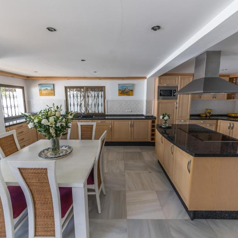Luxury Mijas Villa with Private Pool & Sea Views - Villa - 36