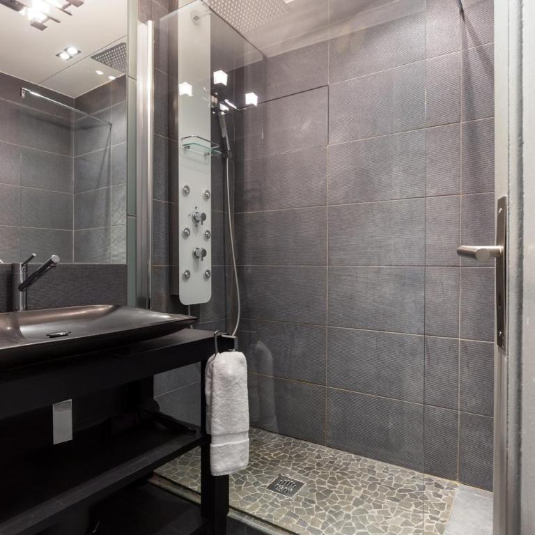Centrally located modern 2 Bed apartment in Cannes with aircon and high ceilings and modern design 696 - Appartement - 18