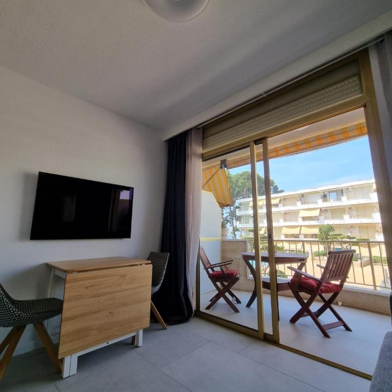 Cambrils Seafront Retreat Parking PortAventura - Apartamento de 1 dormitorio con balcón y vistas al mar - 4