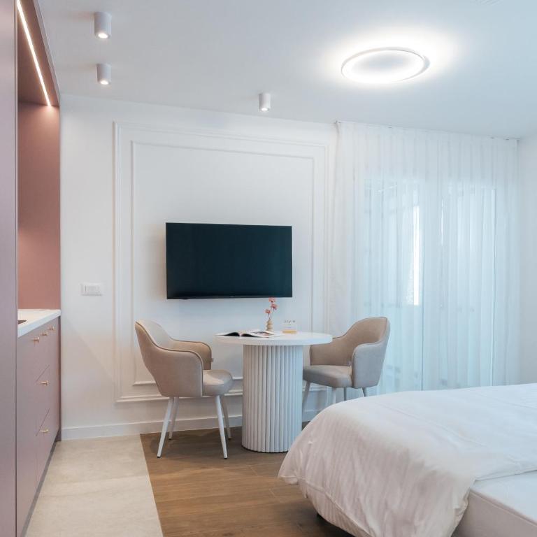 L A Apartments ILIDŽA by Ben&Co - Deluks Dvokrevetna Soba sa Bračnim Krevetom i Balkonom - 1