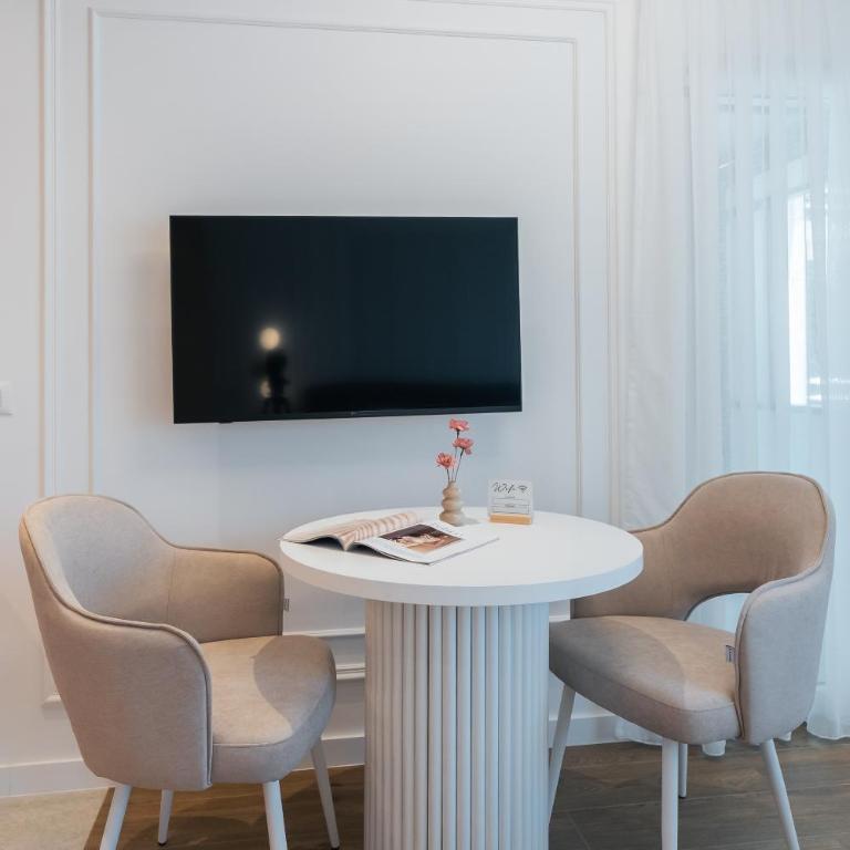 L A Apartments ILIDŽA by Ben&Co - Deluks Dvokrevetna Soba sa Bračnim Krevetom i Balkonom - 3