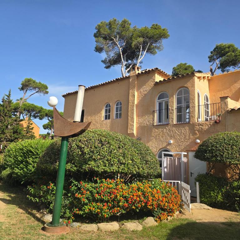 Casa con jardín a 30 metros de la playa. AT. - Casa de 4 dormitorios - 56